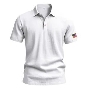 Gedetailleerde weergave van een wit linnen poloshirt met Amerikaanse vlag op de mouw
