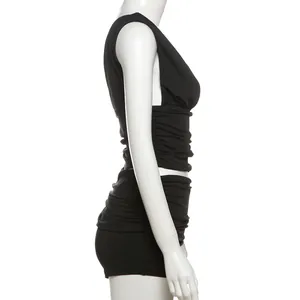 Vue latérale d'un ensemble débardeur col V noir sexy et short plissé à taille haute.