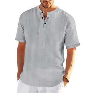 Vue détaillée d'un t-shirt Henley gris à manches courtes pour homme avec boutonnage