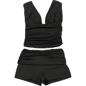 Détail de l'ensemble deux pièces noir avec col en V profond et short froncé à taille haute