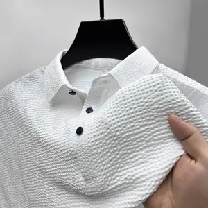 Dettaglio di polo bianca con trama a nido d'ape e tessuto elastico senza stiro