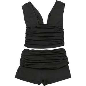 Vue de face de l'ensemble sexy noir avec débardeur à col en V et short à taille haute