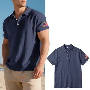 Detail van navy linnen poloshirt met Amerikaanse vlag borduursel op de mouw en zicht.