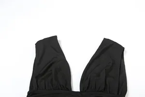 Vue détaillée d'un débardeur noir pour femme avec col en V profond et plissé poitrine