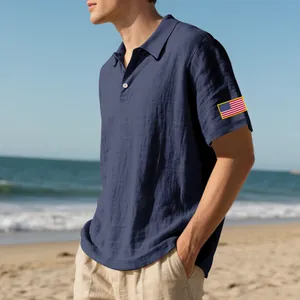 Detail van een marineblauw linnen poloshirt met korte mouwen en een Amerikaanse vlag patch