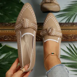 Vista dettagliata delle ballerine a punta in maglia kaki con elegante fiocco decorativo.