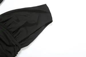 Gros plan détaillé de l'élégante texture du tissu froncé noir du short pour femmes