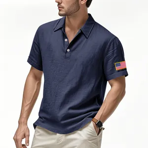 Gedetailleerd aanzicht van navy linnen poloshirt met Amerikaanse vlag patch op de mouw.