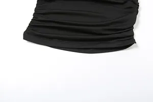 Vue détaillée de la texture du tissu noir froncé et de la couture de l'ourlet