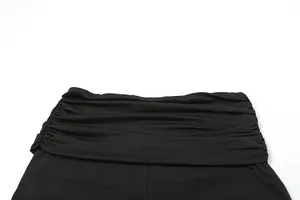 Gros plan sur le short noir à taille haute froncée avec une ceinture élastique plissée