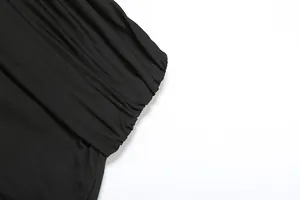 Détail macro de la texture du tissu plissé noir pour ensemble short d'été taille haute