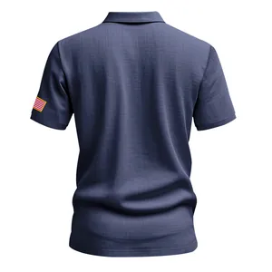 Achteraanzicht van een marineblauw linnen poloshirt met geborduurde Amerikaanse vlag