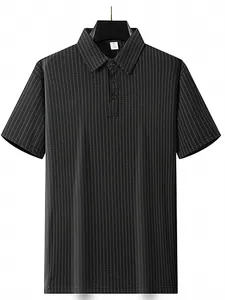 Primo piano di polo da uomo casual con raffinata trama a strisce verticali sottili.