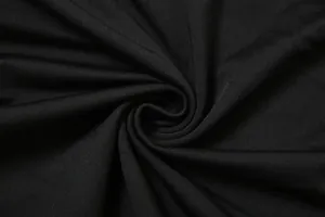 Gros plan détaillé montrant la texture du tissu plissé noir doux d'un ensemble d'été pour femmes