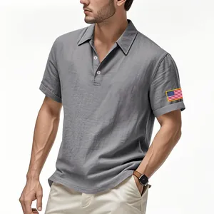Grijs linnen poloshirt voor heren met korte mouwen en een Amerikaanse vlag patch