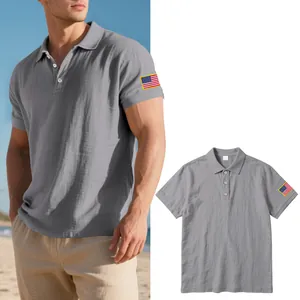 Detail van grijs heren linnen poloshirt met Amerikaanse vlag borduursel op de mouw
