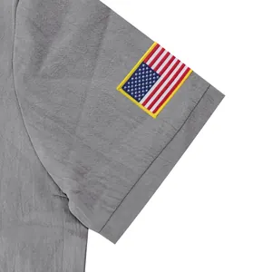 Gedetailleerde macroweergave van grijze linnen polomouw met Amerikaanse vlagpatch