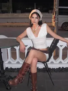 Ensemble d'été sexy deux pièces blanc avec décolleté en V profond et short froncé