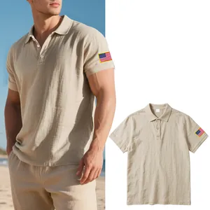Detail van kaki linnen poloshirt voor heren met Amerikaanse vlag borduursel op de mouw