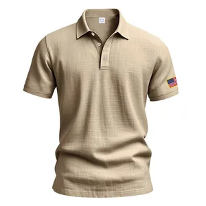 Vooraanzicht heren kaki linnen poloshirt met Amerikaanse vlag borduursel op de mouw