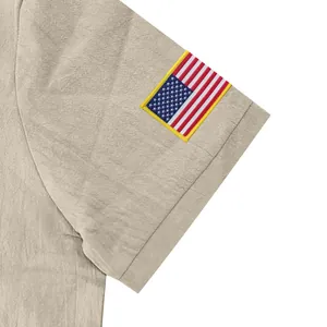 Detail van Amerikaans vlag-borduurwerk op de mouw van een linnen poloshirt voor heren