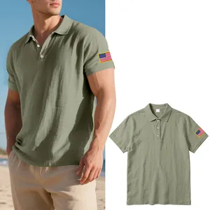 Detailweergave van heren linnen poloshirt in saliegroen met Amerikaanse vlag borduursel