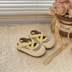 Détail des sandales de princesse en maille jaune pour fillettes avec brides croisées