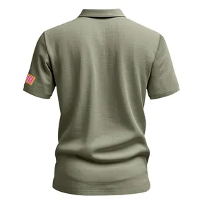 Gedetailleerd achteraanzicht van olijfgroen linnen poloshirt voor heren met vlag