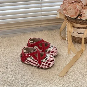 Vue détaillée des sandales de princesse rouges en résille pour bébés filles