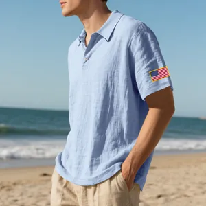Detailweergave van lichtblauw linnen poloshirt voor heren met geborduurde Amerikaanse vlag