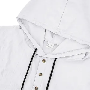 Primer plano de camisa de lino con capucha para hombre, botones estilo Henley y trama.