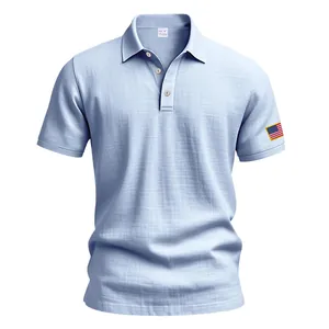 Detail van heren lichtblauw linnen poloshirt met geborduurde Amerikaanse vlag