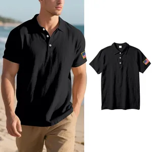 Detailweergave van zwart linnen poloshirt met USA-vlag borduurwerk en modelweergave