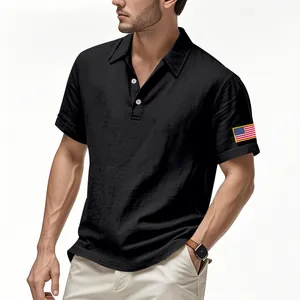 Detailweergave van heren linnen poloshirt in zwart met Amerikaanse vlag op de mouw