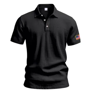 Detailopname van een zwart linnen heren poloshirt met geborduurde Amerikaanse vlag