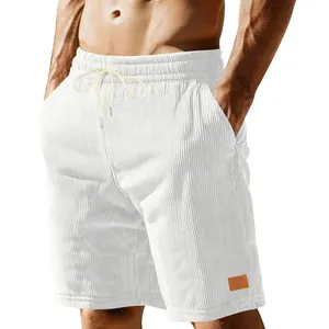 Detail van de witte corduroy textuur en het trekkoord van deze casual herenshorts