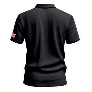 Achteraanzicht van een zwart linnen poloshirt voor heren met een Amerikaanse vlag op de mouw