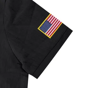 Detail van het borduursel van de Amerikaanse vlag op een linnen polo voor heren