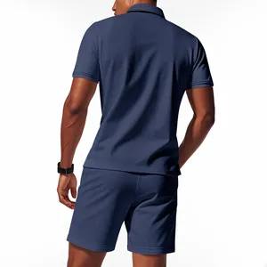 Vue arrière d'un ensemble polo et short décontracté en tricot gaufré bleu marine