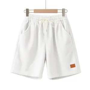 Gedetailleerde weergave van witte corduroy herenshorts met trekkoord en structuur