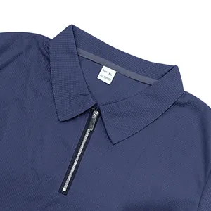 Gros plan d'un polo bleu marine en maille gaufrée avec patte de fermeture éclair