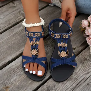 Detailansicht der marineblauen ethnischen flachen Sandalen mit floralen Perlendekor