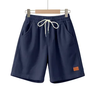 Volledig zicht op marineblauwe corduroy shorts aan een houten hanger op witte achtergrond