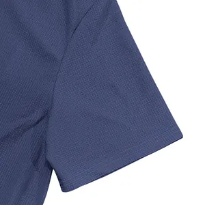 Gros plan sur le tissu gaufré respirant d'un t-shirt à manches courtes bleu marine homme