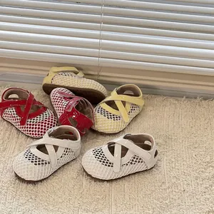 Sandales en maille respirante pour petites filles avec semelles souples et design ajouré d'été