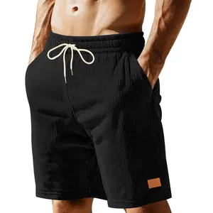 Detailopname van zwarte corduroy short voor heren met trekkoord en zachte ribbeltextuur