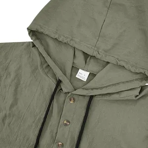 Detalle de camisa Henley de lino verde con capucha que muestra botones y textura