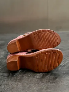 Detailansicht der rutschfesten Sohle rosa römischer Sandalen mit Blockabsatz
