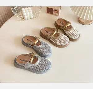 Mules pour enfants en maille tissée argent et beige avec boucle métallique dorée