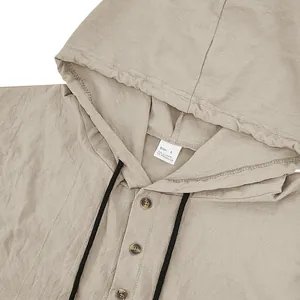 Detalle de una camisa Henley de lino beige con capucha, botones y textura de tela